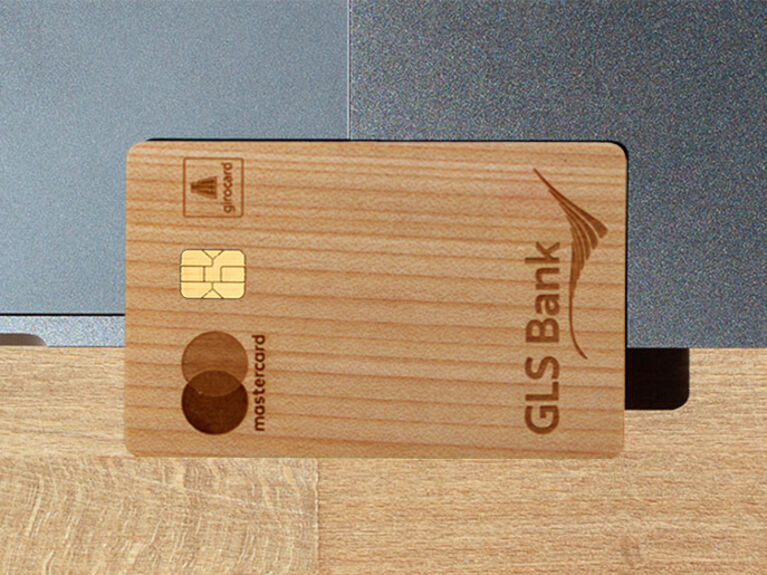 Holzkarte der GLS Bank liegt auf einem Laptop