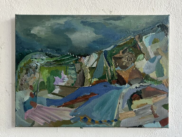 Abstrakte Malerei mit geschichteten Formen in Grün, Blau, Braun und gedeckten Farben.