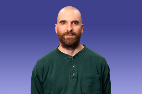 Portraitaufnahme von Sören Gerhardt in grünem Langarmshirt.