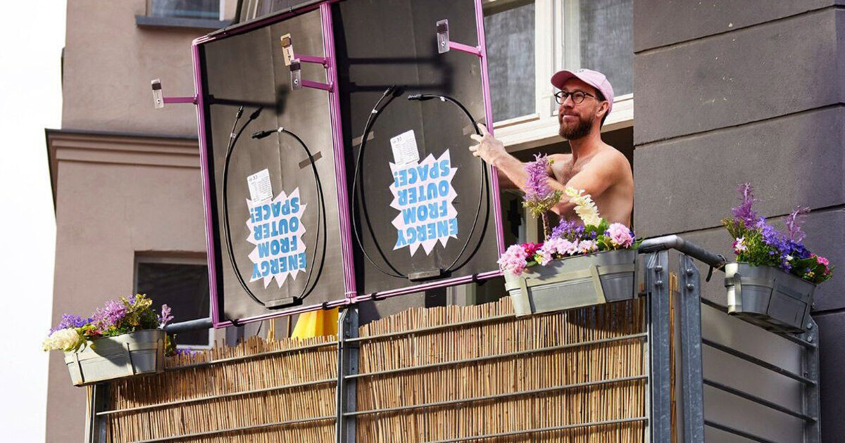 Männlich gelesene Person installiert zweihorn Balkonkraftwerk