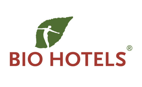 Bio Hotel Logo mit grünem Blatt.