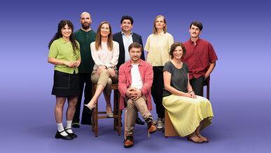 Gruppenfoto von 8 GLS Kund*innen vor einem lila Hintergrund