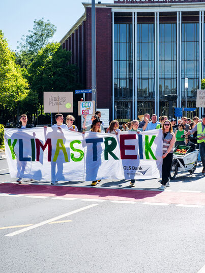 Mitarbeitende der GLS Bank beim Klimastreik in Bochum