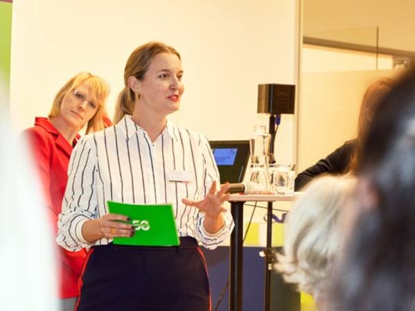 Teilnehmerinnen des Workshops Frauen-Finanzkompetenz in Berlin und Moderatorin Sanika Hufeland, GLS Bank Kommunikation