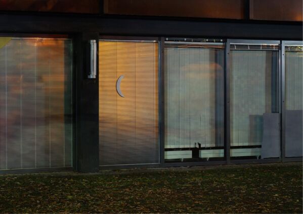 Kunstwerk auf Fenster "Pass auf den Mond auf" Kunstwerk auf Fenster "Pass auf den Mond auf"