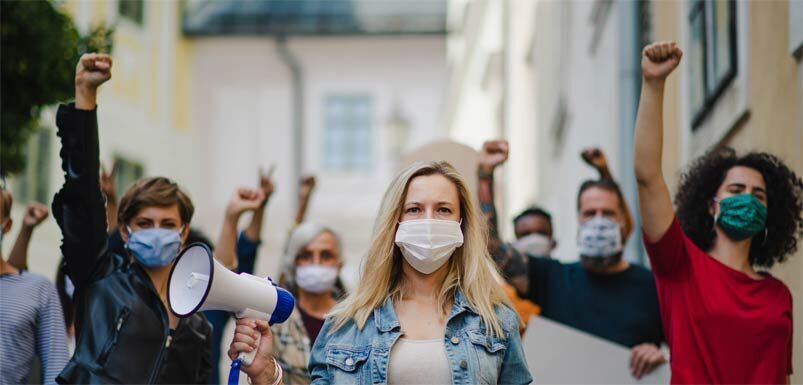 Die Meldestelle Antifeminismus bei der Amadeu Antonio Stiftung dokumentiert frauenfeindliche Vorfälle Demonstrierende Frauen: für Gleichberechtigung, gegen Frauenfeindlichkeit und Sexismus