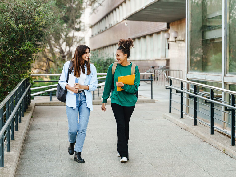 Zwei weiblich gelesene Studierende auf dem Campus