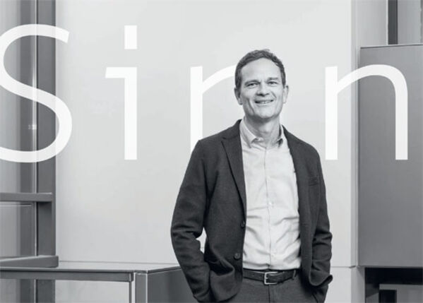 Titel Sinnmacher: männlich gelesene Person in einem Bürogebäude