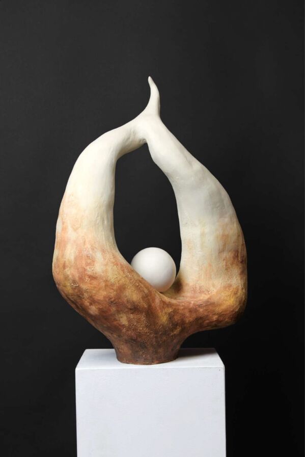 Skulptur mit Kugel auf Sockel Skulptur mit Kugel auf Sockel