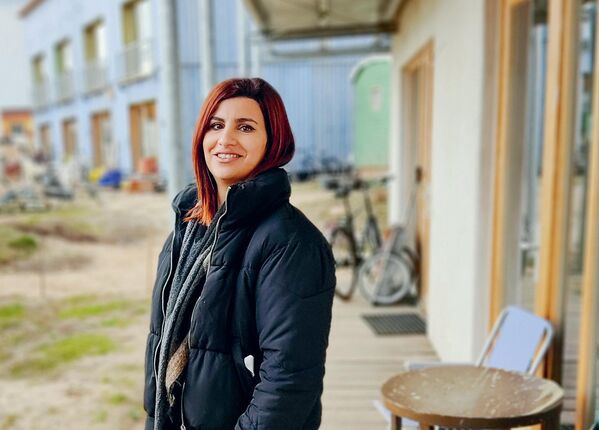 Wohnprojekt Hitzacker Dorf lebt eine offene Kultur, unabhängig vom Geldbeutel, gemeinschaftlich organisiert. Bewohnerin von Hitzacker Dorf
