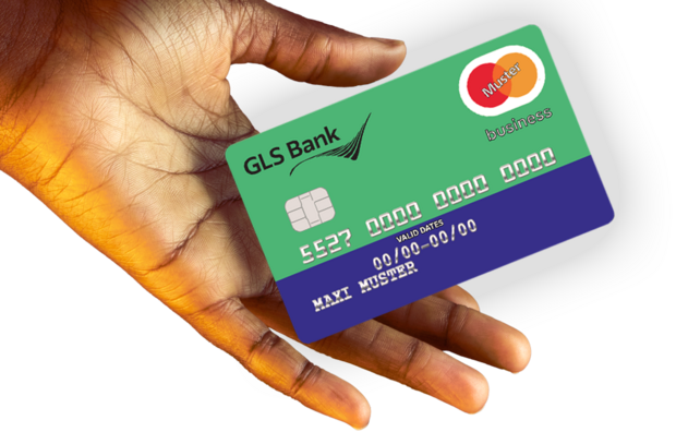Eine Hand hält eine GLS Bank Mastercard Business-Kreditkarte auf weißem Hintergrund.