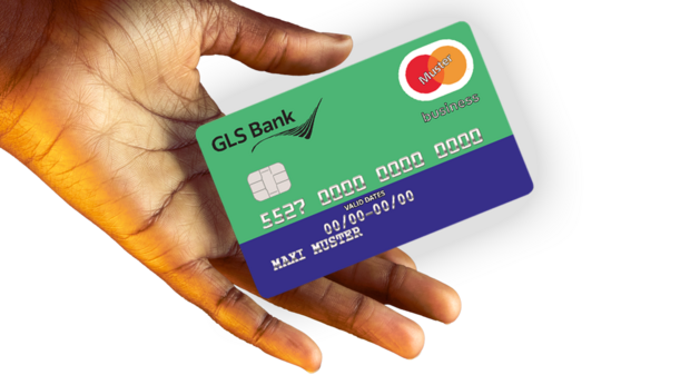 Eine Hand hält eine GLS Bank Mastercard Business-Kreditkarte auf weißem Hintergrund.