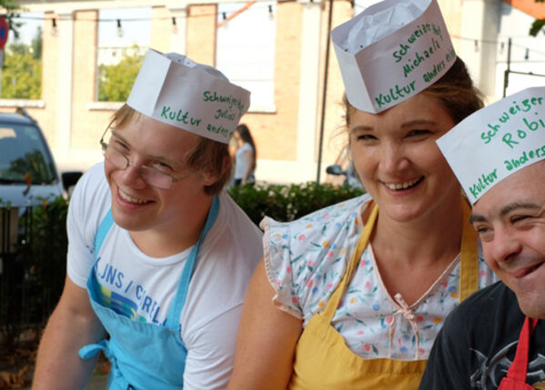 Personen von Habito bei einem Fest.