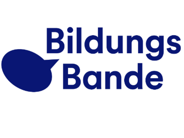 Das Logo von BildungsBande. Links ist eine Sprechblase und rechts der Schriftzug. Beides in dunkelblau.