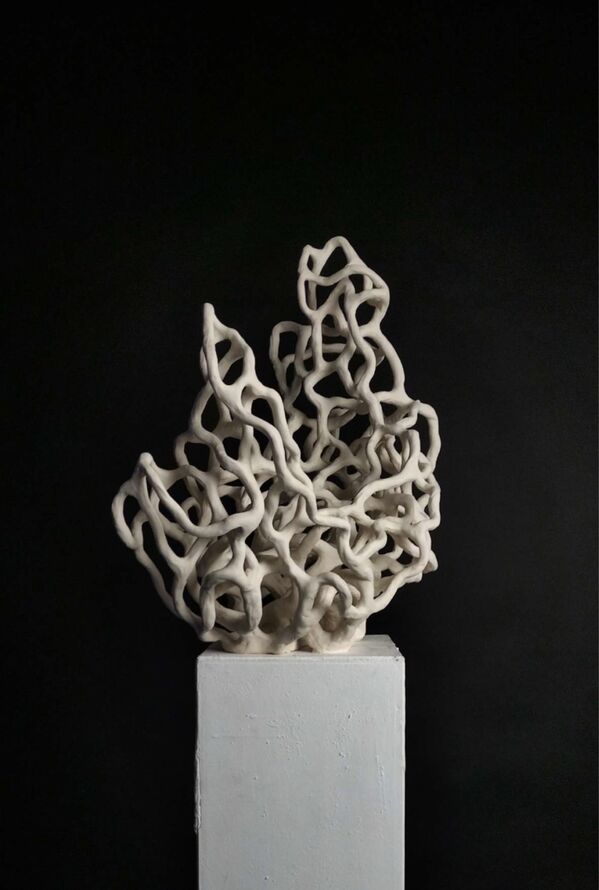 Netzartige Skulptur auf Sockel Netzartige Skulptur auf Sockel