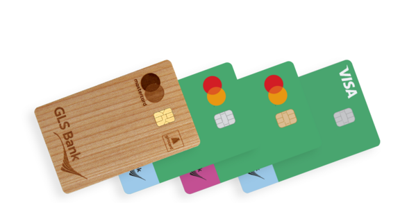 Vier GLS Bank Karten, darunter eine Holzkarte und drei bunte Plastikkarten.
