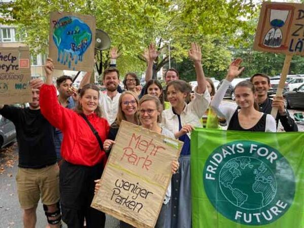 Mitarbeiter*innen der GLS Bank zeigen ihre Protestschilder zum Klimastreik