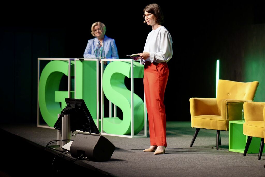 Aysel Osmanoglu und Christina Opitz auf der Bühne beim B2B-Kongress.