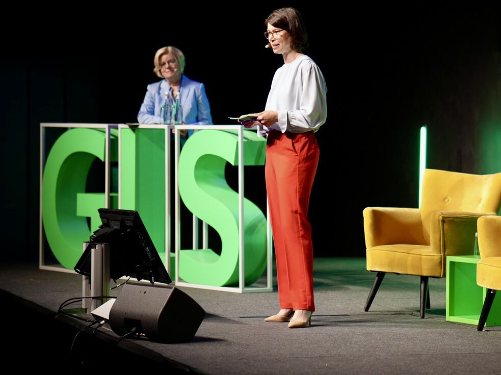Aysel Osmanoglu und Christina Opitz auf der Bühne beim B2B-Kongress.